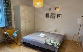 Slow Life Apartment Next To Metro Station